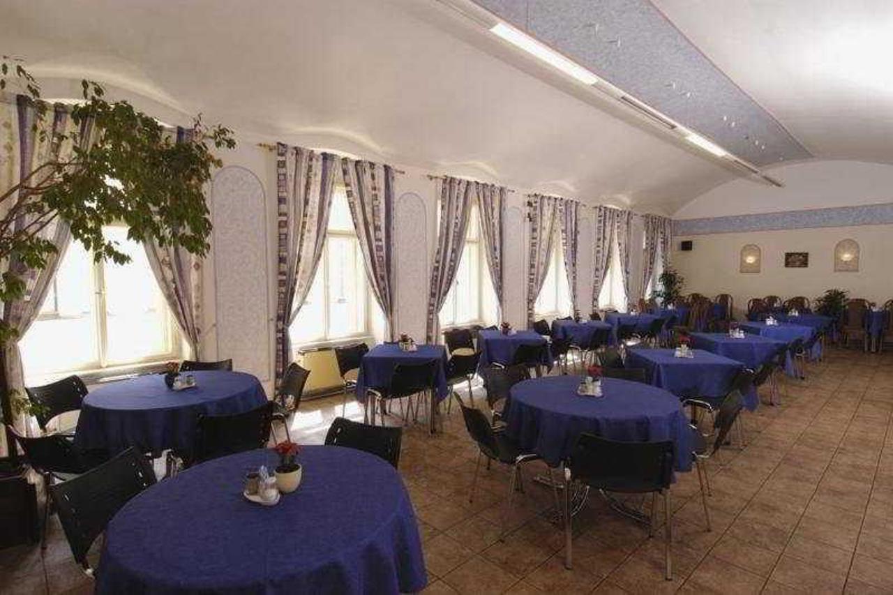 Hostel Junior Prag Exteriör bild